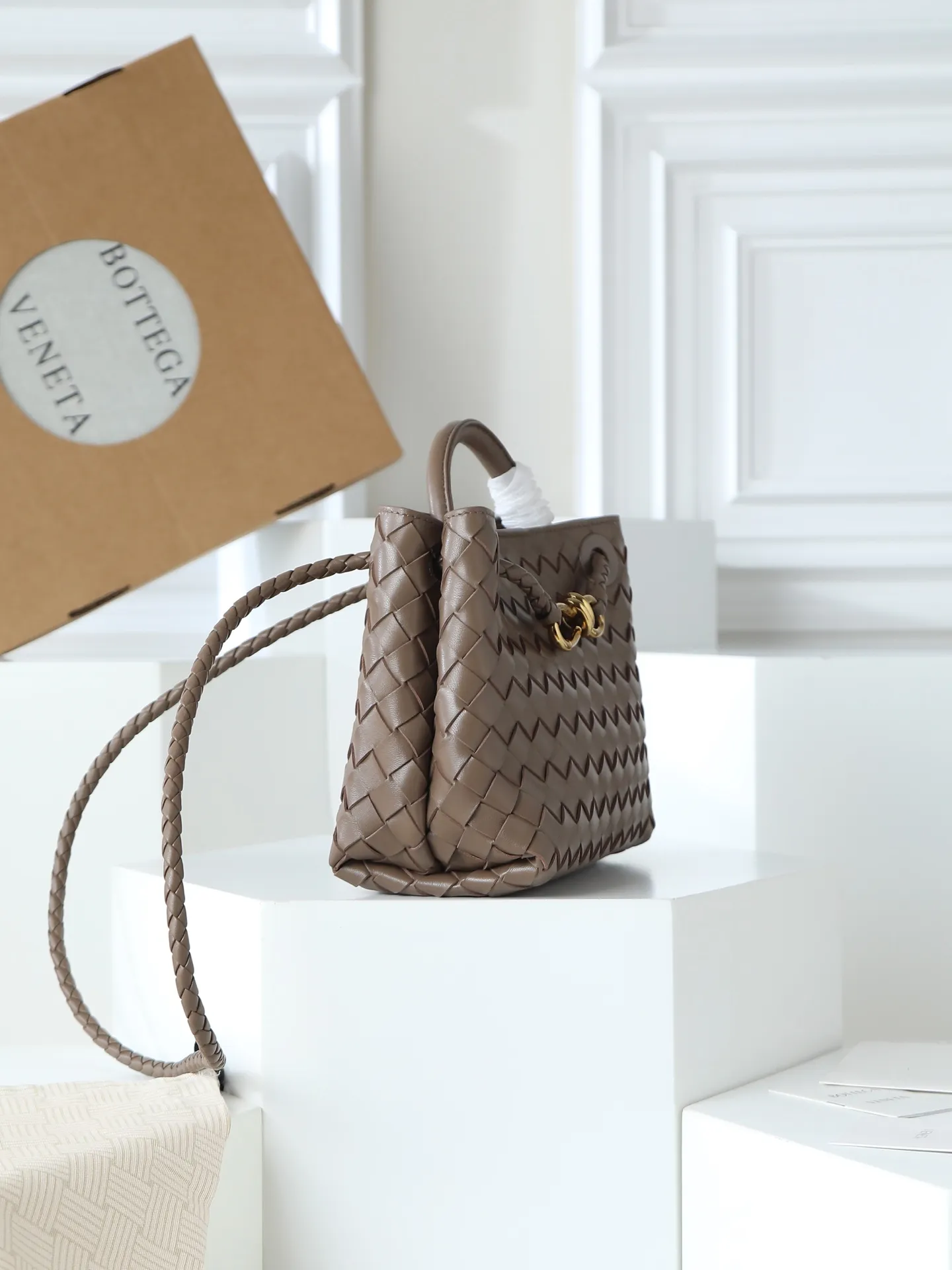1300. Andiamo is shipping‼ ️Really popular🔥The new Andiamo woven handbag launched by Bottega Veneta this season is really popular all over the world! ! Celebrities at home and abroad have worn it, and Oscar-winning actress Michelle Yeoh has taken it out on the street. Song Jia, Trai Yala, Yu Feihong, Sanji Ayaka, Rosie Hunting-Whiteley, Yoshioka Riho, etc. have all worn this bag. It is classic and versatile and shows off your temperament, and the bag capacity is also large, which is very convenient for daily commuting! ! A variety of carrying methods, the shoulder straps can be adjusted by yourself, the original lambskin feels soft and delicate, and the unisex style breaks the gender boundaries and brings a more practical and long-lasting use experience. Andiamo, which has both elegant and casual styles, perfectly interprets the true appearance of "fashionable old money style". Style number: 766014 Size: 25*22*10.5cm